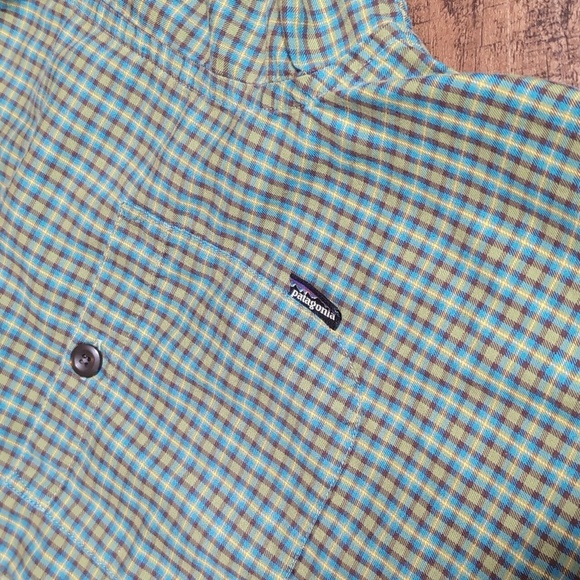 Patagonia Plaid Button Down Size Medium in Green/Blue Check Pattern - Picture 5 of 9